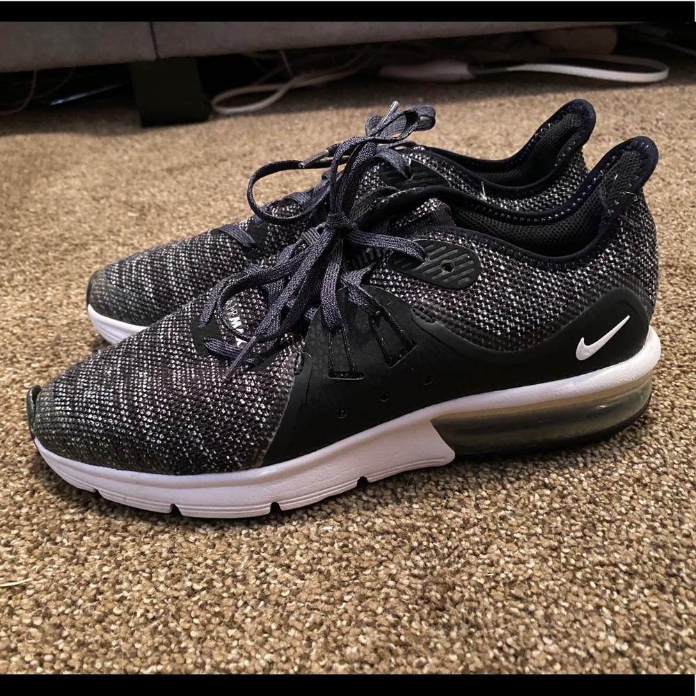 Used Nike Air Max Women’s 8.5\ youth 7